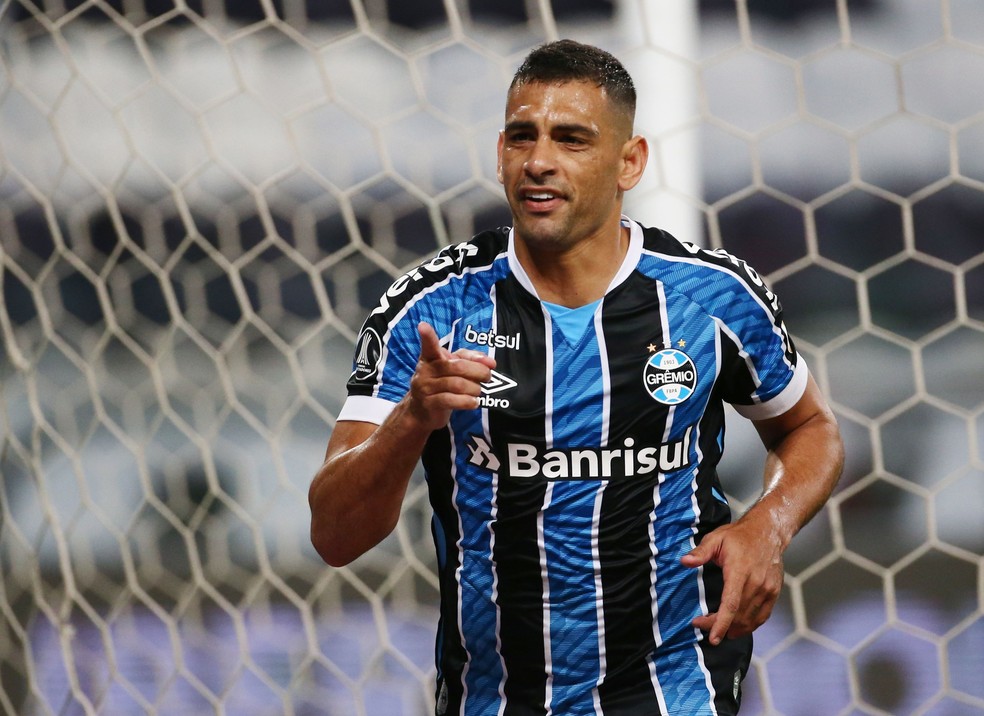 O Vasco perdeu a disputa pelo atacante Diego Souza para o Grêmio
