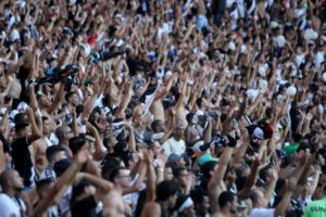 Torcida do Vasco apoia e cobra muito