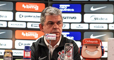 Antes de acertar com o Vasco, Carlos Brazil estava no Corinthians
