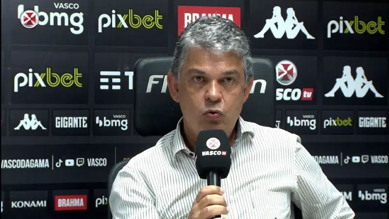 Carlos Brazil falou sobre a possibilidade do Vasco renovar com Luis Cangá