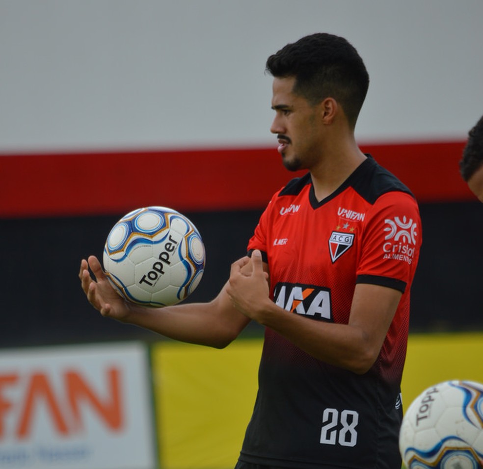 Oliveira quer deixar o Atlético-GO e assinar com o Vasco