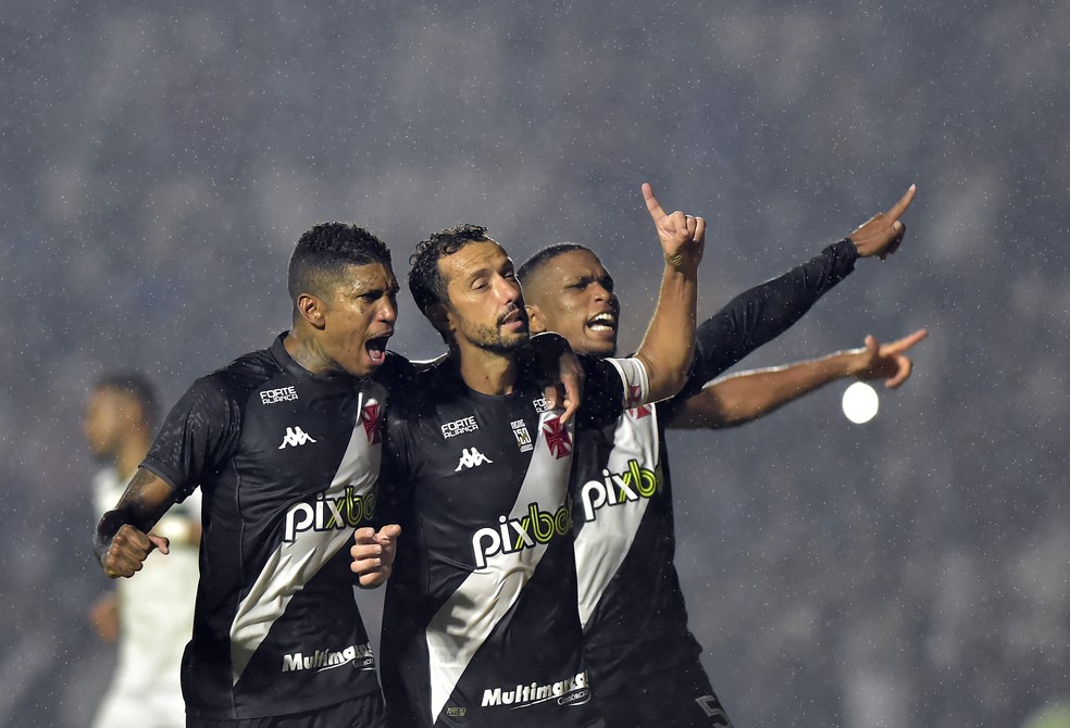 O Vasco tenta a sua primeira vitória na Série B contra a Chapecoense nesta sexta-feira