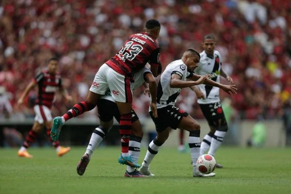 Vasco perde para o Flamengo e está fora da final do Carioca