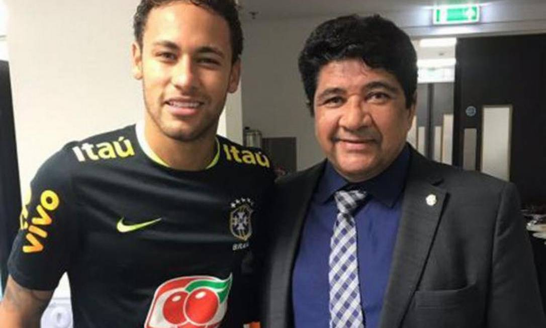 Ex-técnico da Seleção Brasileira troca Vasco por rival