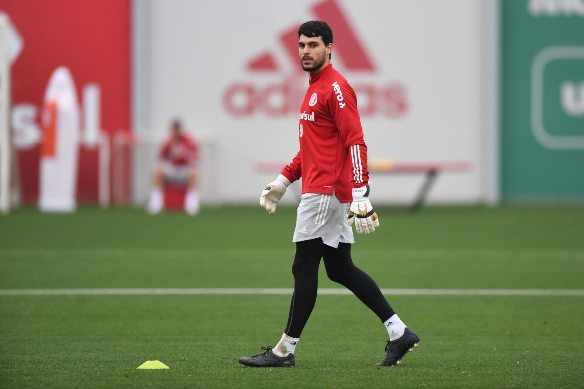 Goleiro Thiago Rodrigues recebe a camisa 1 do Vasco e destaca jogo