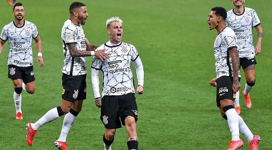 Zagueiro brasileiro comemora marca de 50 jogos por clube comprado