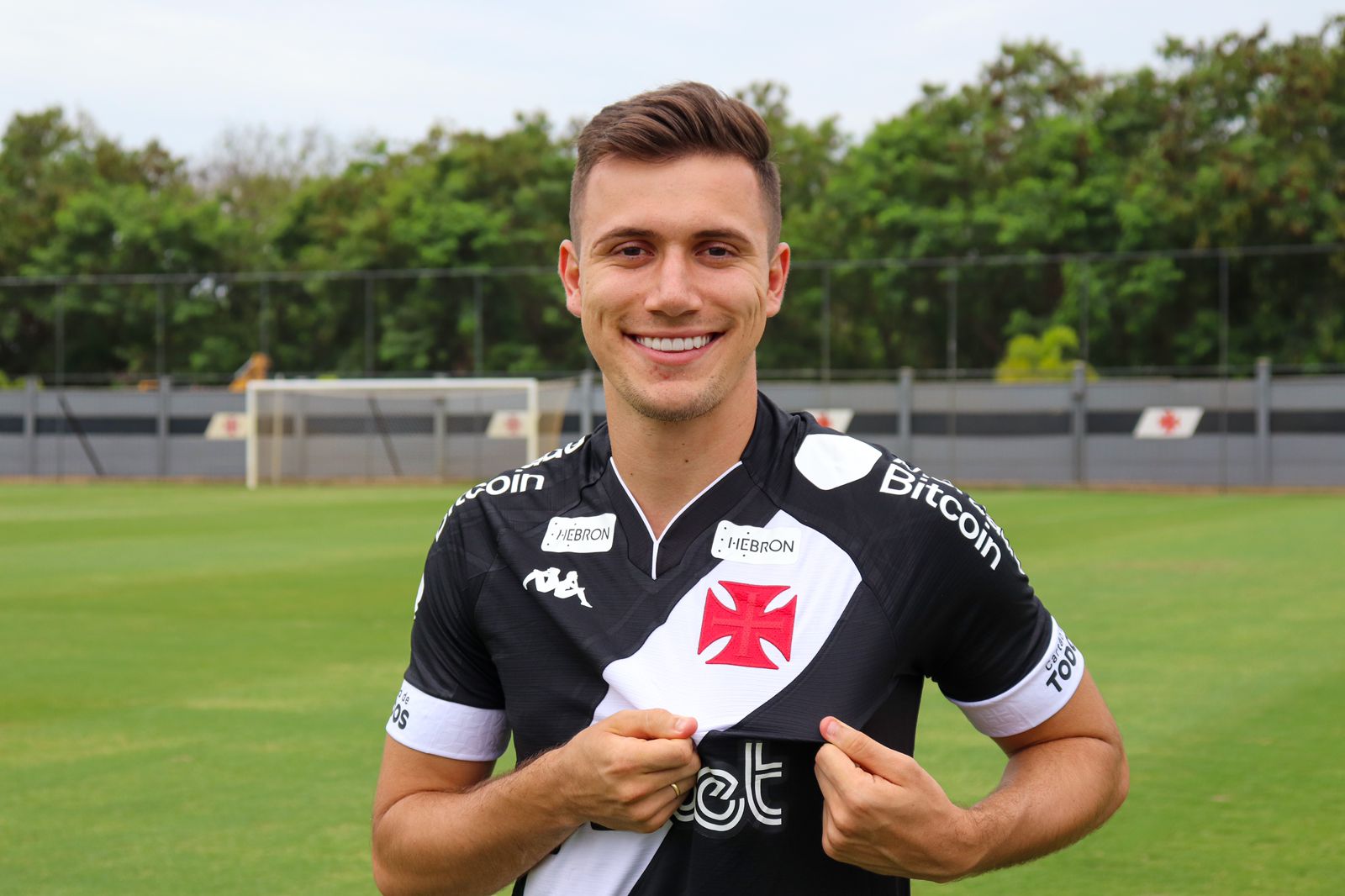 Vitória está interessado em lateral que jogou o Brasileirão pelo Vasco