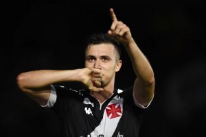 Vasco e Corinthians buscam se acertar por Lucas Piton. Saiba como andam as conversas.