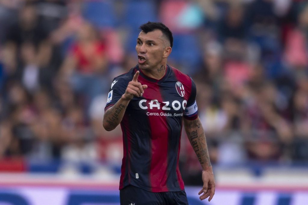 Reforço do Vasco, Medel vem de poucos jogos pelo Bologna e segue