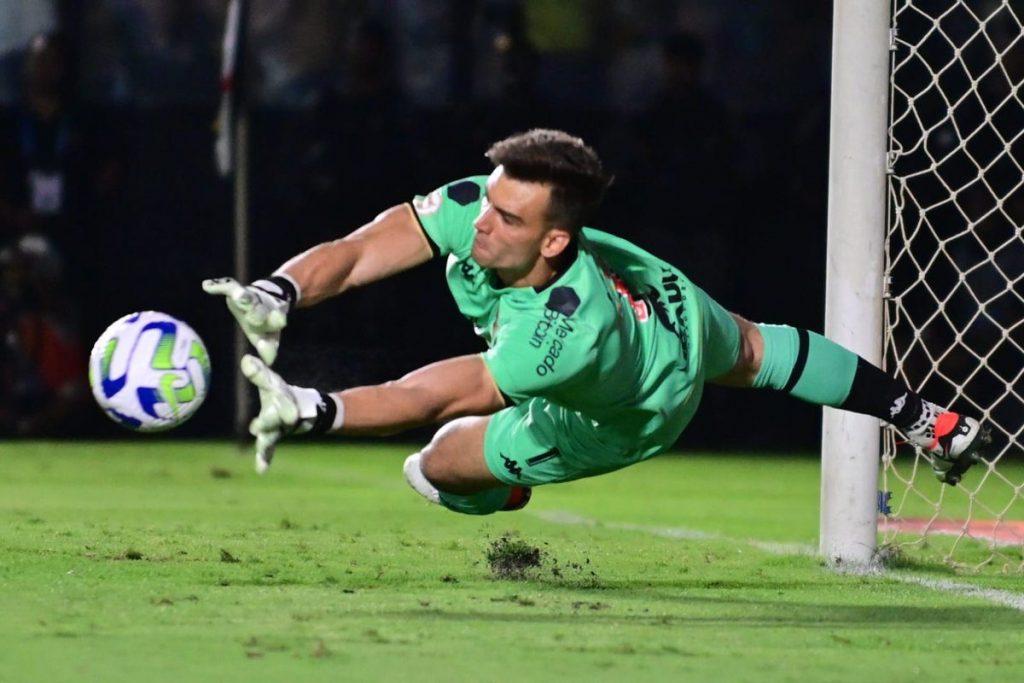 Koka - Léo Jardim é o goleiro com mais defesas difíceis no 2º turno do Brasileirão  2023