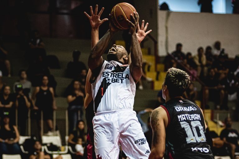 Clássico dos Milhões também no basquete?! R10 Score Vasco da Gama enfrenta o Flamengo pelo NBB e você sabe de tudo aqui.