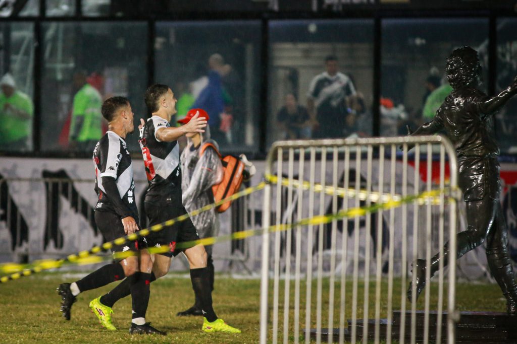 Vegetti comemora gol do Vasco ao lado de Coutinho