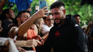 Payet dá autógrafo. Foto: Matheus Lima/Vasco