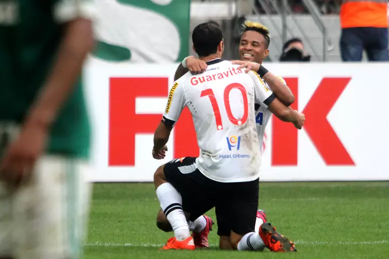 Nenê e Rafael Silva marcaram na última vitória do Vasco. Foto: Paulo Fernandes/CRVG