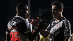 Dupla vascaína se destaca entre os laterais mais produtivos da Série A em 2025
